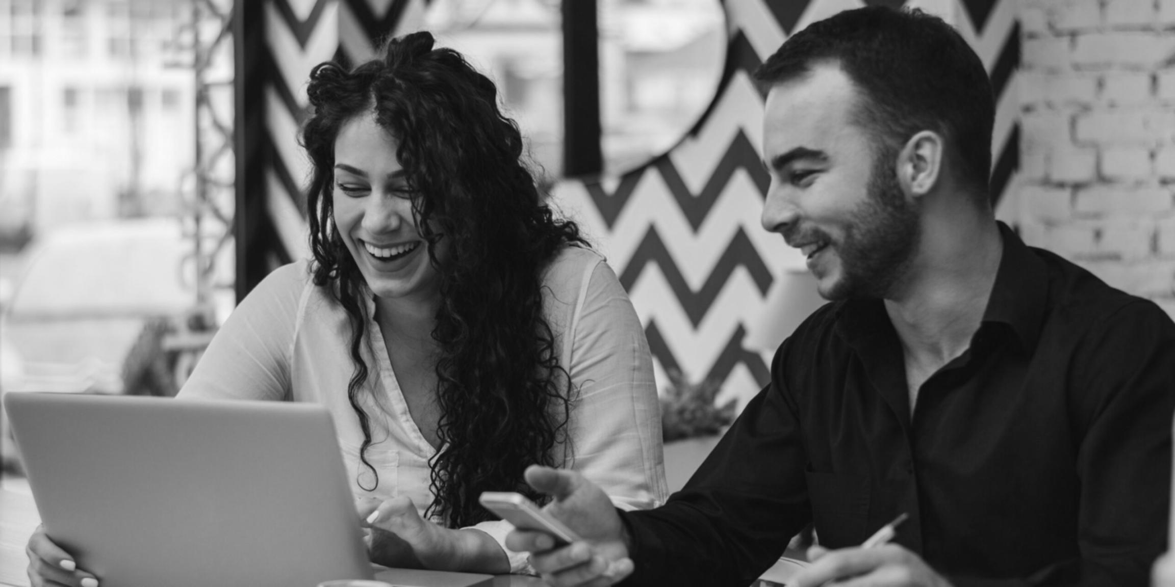 Estudiantes colaborando en sesión de planificación presupuestaria