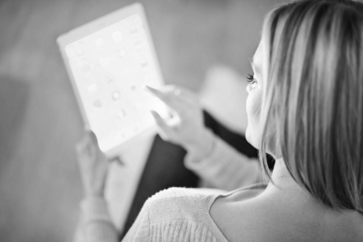 Estudiante trabajando con materiales de estudio organizados
