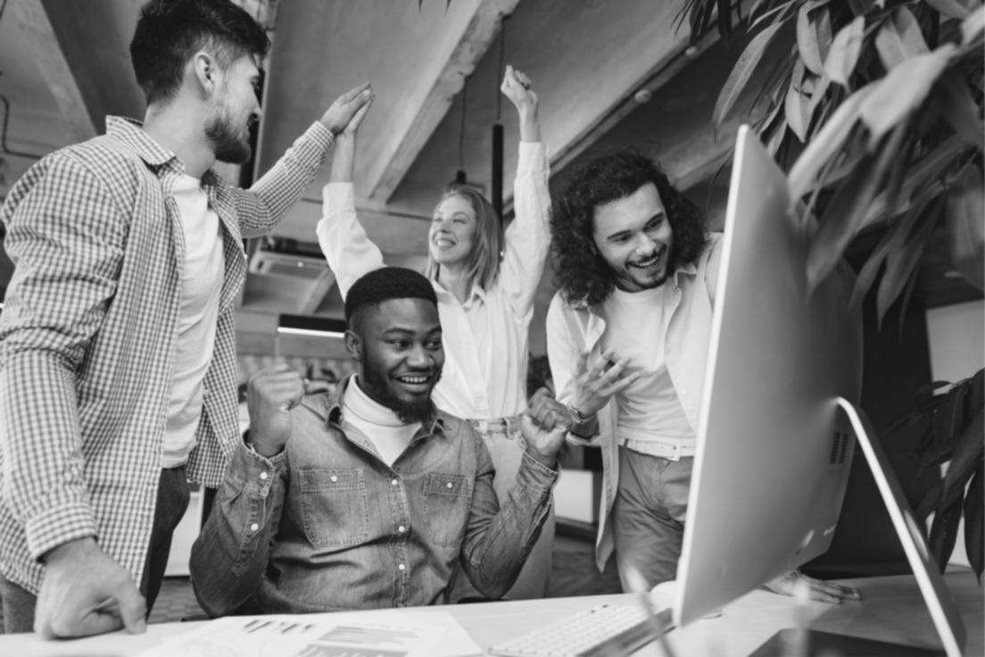 Instructor revisando documentos financieros y planificación de cursos