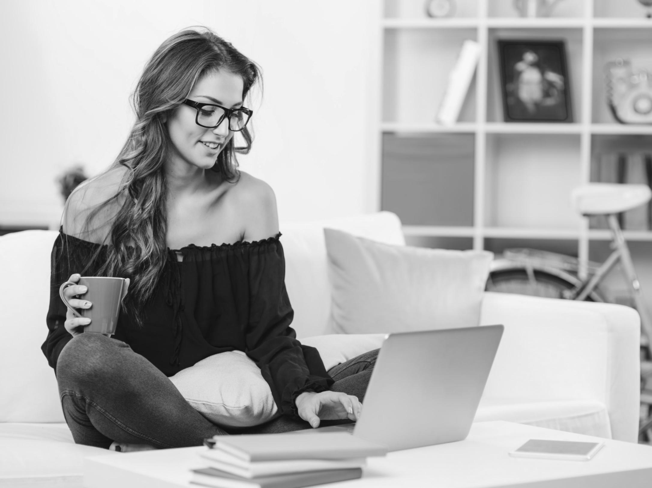 Estudiantes participando en sesión de planificación presupuestaria online