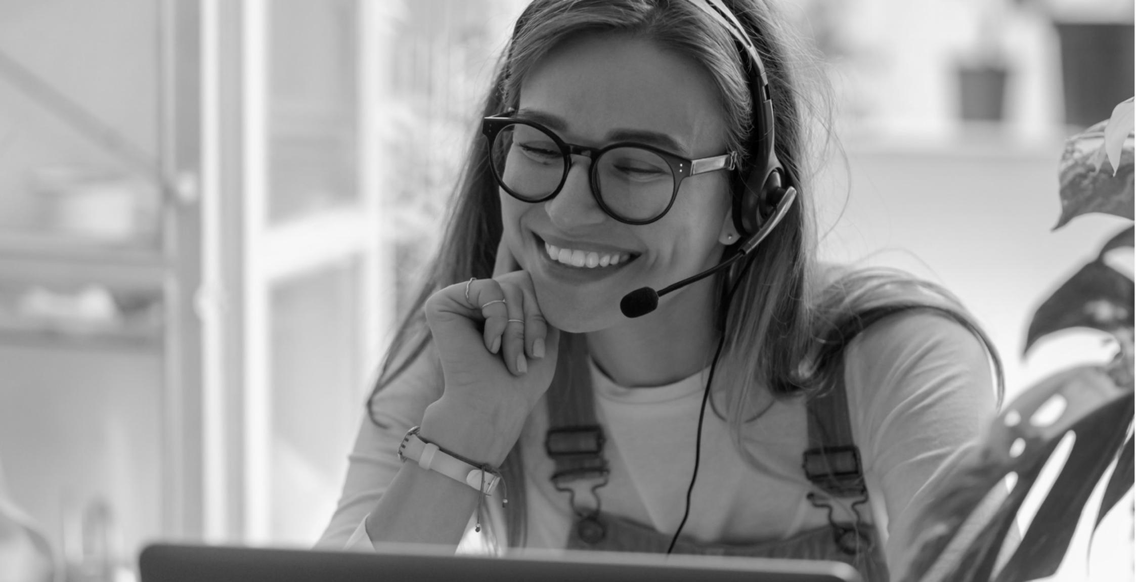 Espacio de trabajo organizado con materiales de estudio y planificación financiera