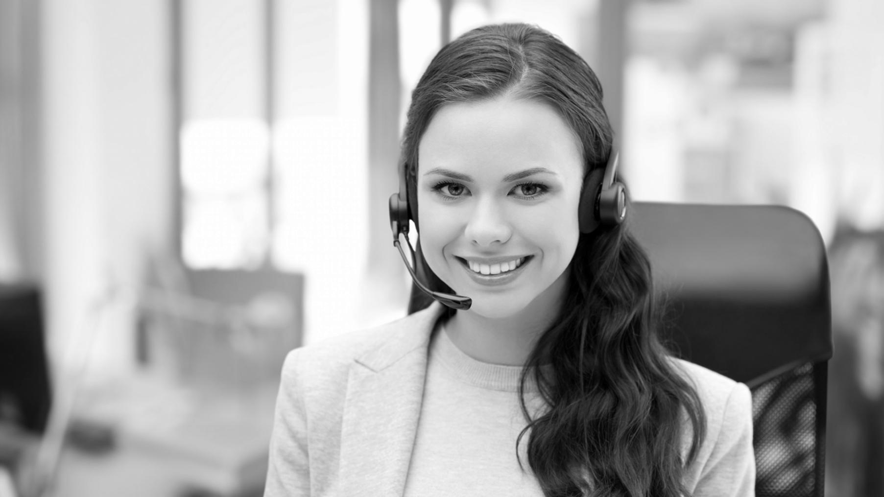 Instructor explicando conceptos de gestión financiera durante sesión en línea