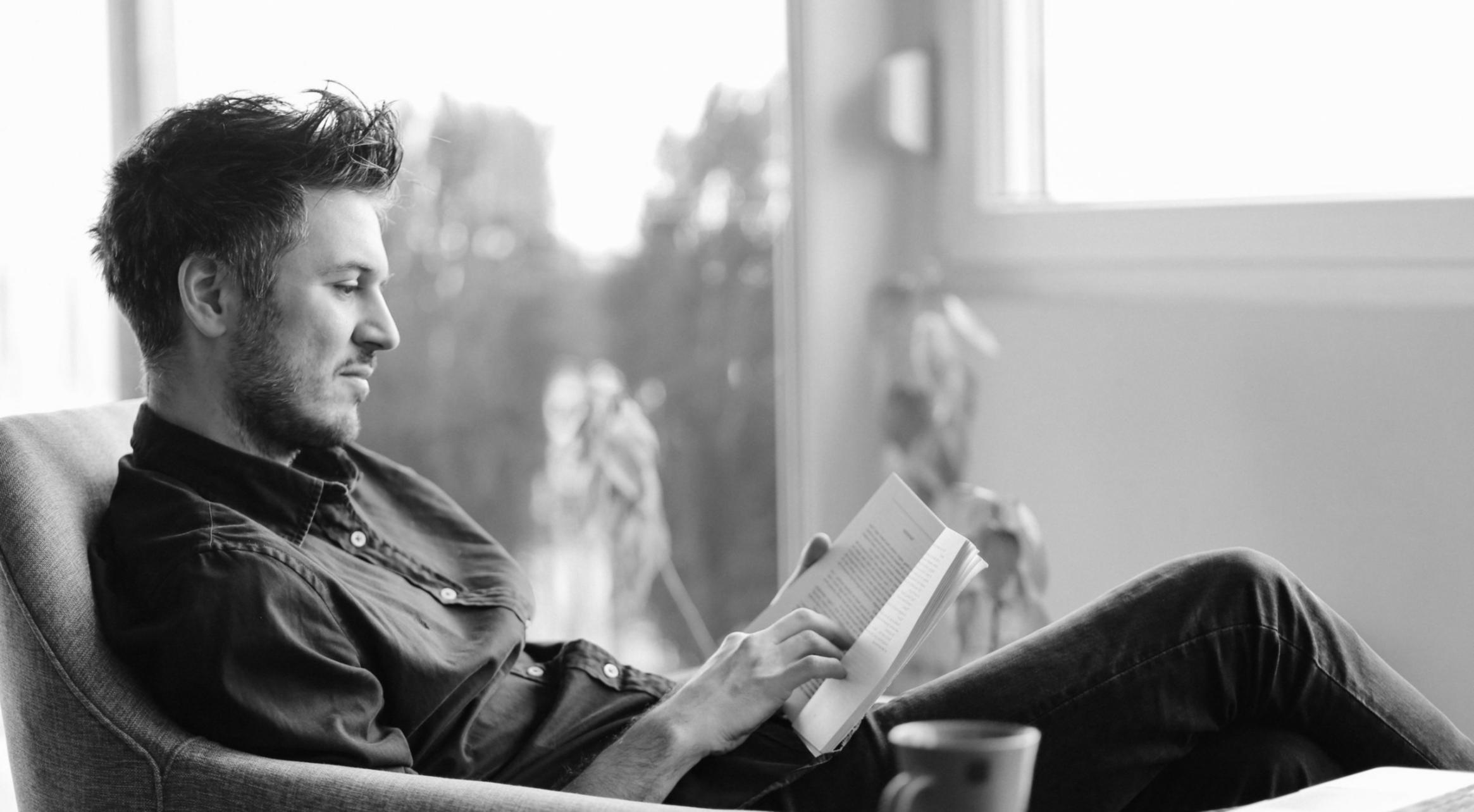 Estudiante revisando material educativo en línea con ordenador portátil